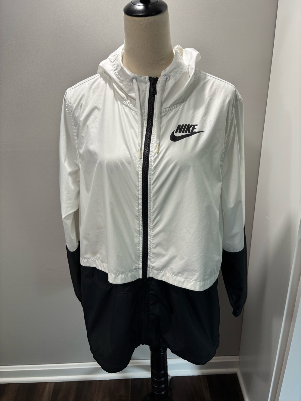 Nike Women’s White and Black Hooded Utility Jacket - Picture 2 of 9